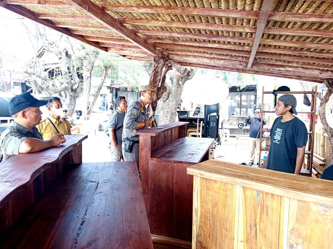 AKAN DITERTIBKAN: Satpol PP KLU turun mendata bangunan yang berdiri di sempadan Pantai Gili Trawangan, beberapa waktu lalu.