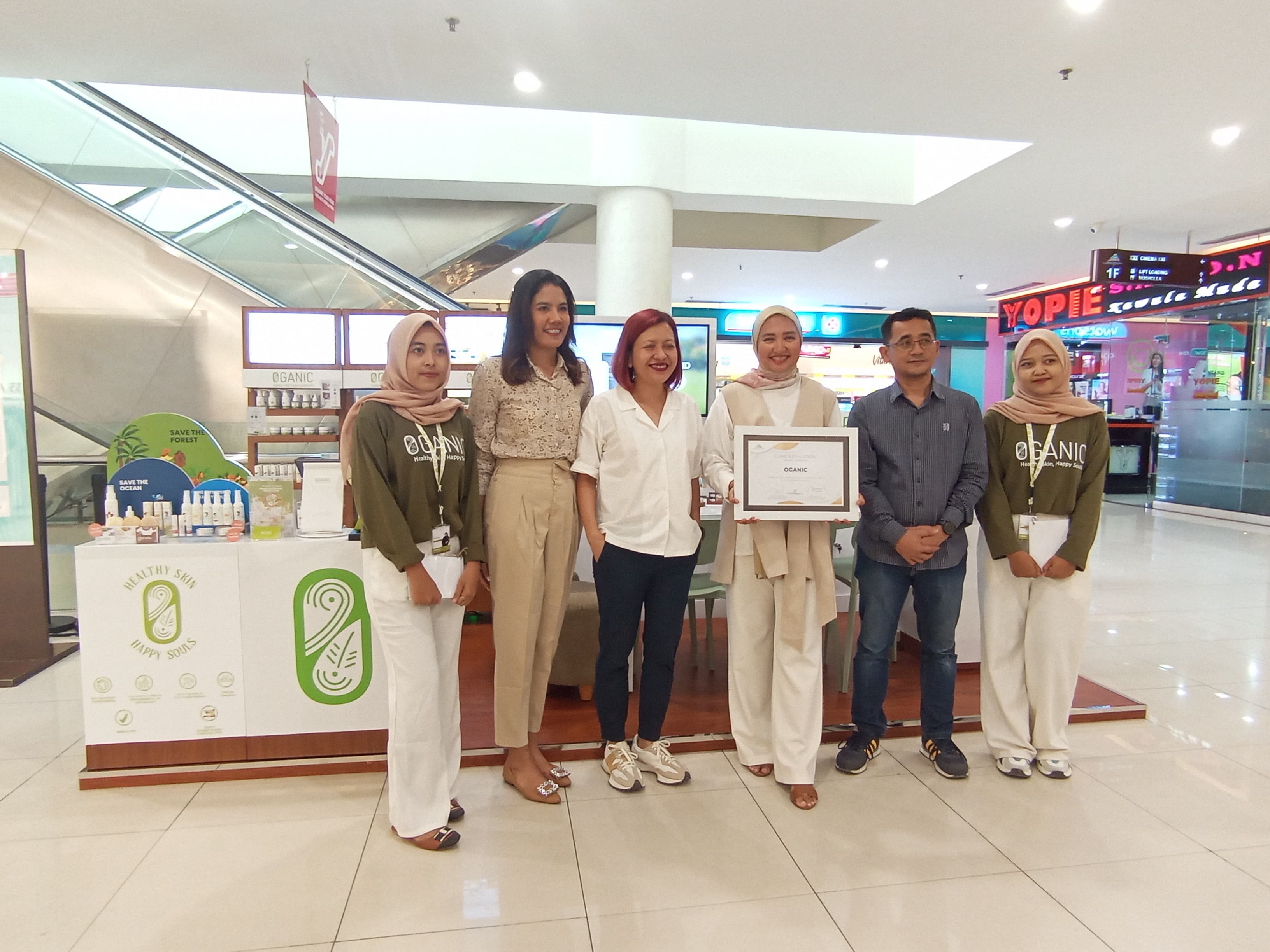 GRAND OPENING: TC Manager LEM Dadit Ujayana (dua kanan), Marketing Manager LEM Eva M Siregar (tiga kiri) dan Founder sekaligus CEO Oganic Septia Erianty (tiga kanan) saat grand opening di Lantai 1 LEM