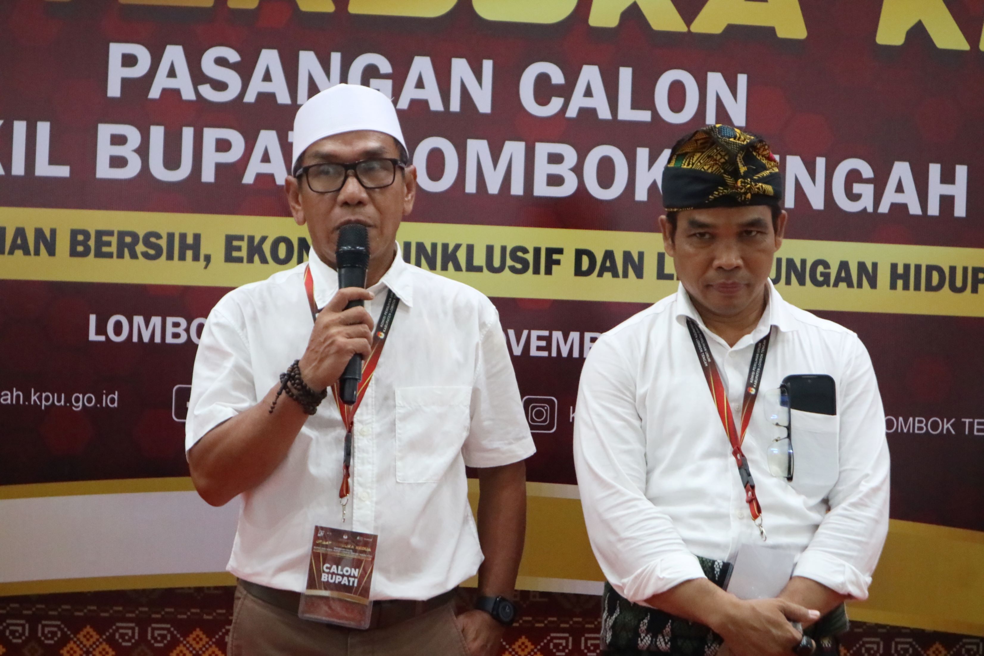 BERIKAN UCAPAN: Paslon Bupati dan Wakil Bupati nomor urut 3 Ahmad Puaddi dan Legewarman berikan ucapan selamat pada paslon Pathul-Nursiah atas hasil pleno rekapitulasi penghitungan suara KPU Loteng.