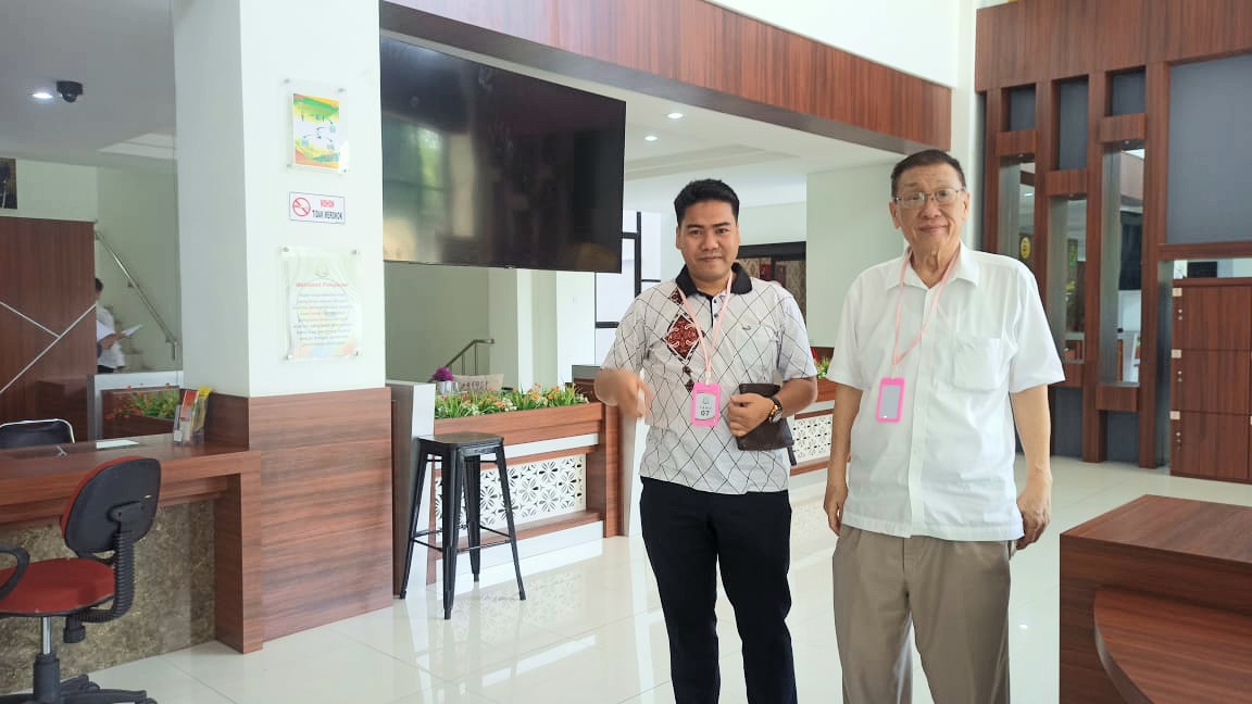 HARUS GANTI RUGI: Po Suwandi (kanan) didampingi penasihat hukumnya Lalu Kukuh Karisma saat wajib lapor ke Kantor Kejati NTB, belum lama ini.