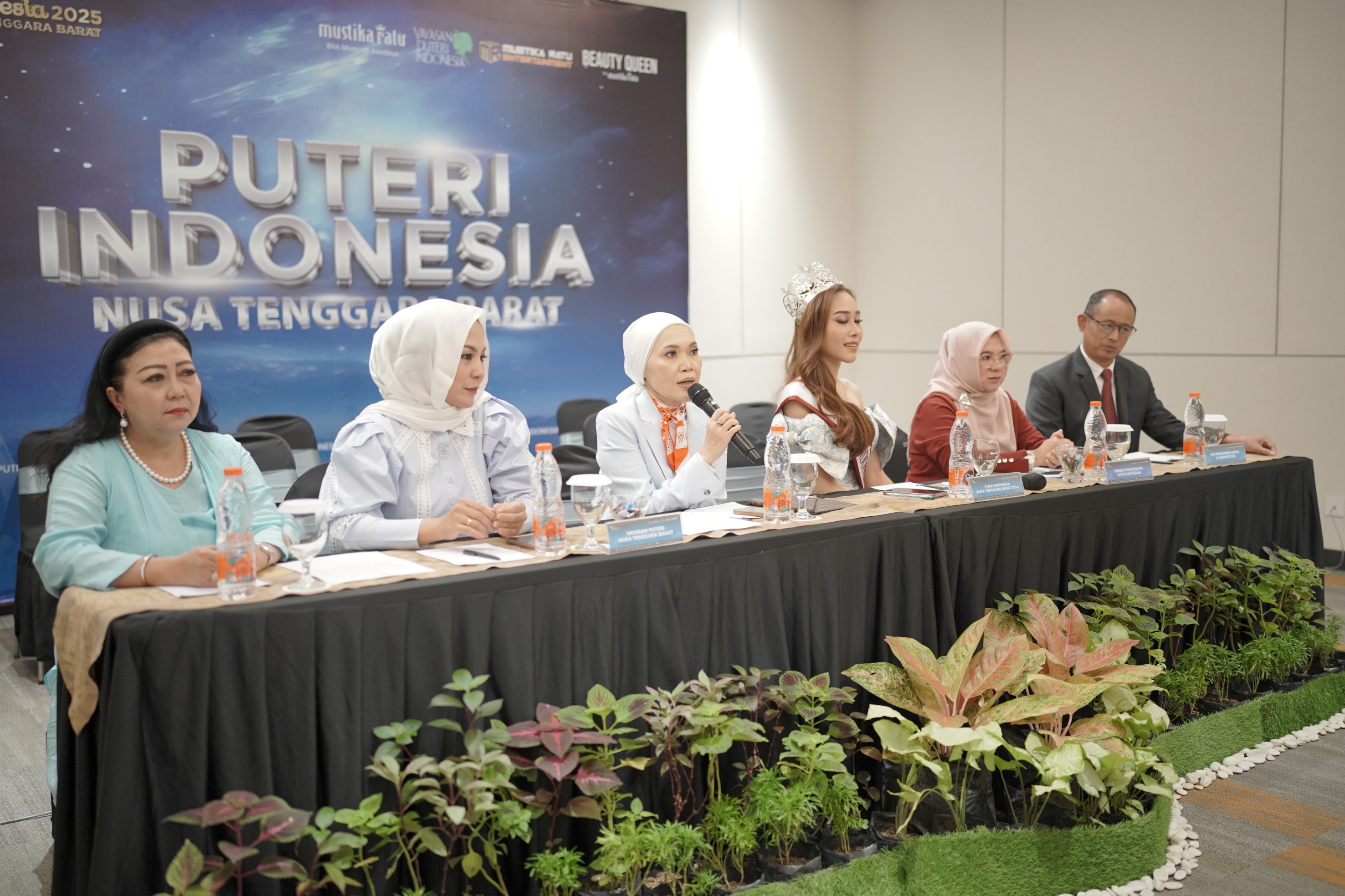 BERHARAP SUKSES: Ketua Yayasan Puteri Indonesia NTB drg Farida Istiarini (tengah), menjelaskan perihal penyelenggaraan Pemilihan Puteri Indonesia NTB 2025, di temu media di Mataram, Selasa (3/12).
