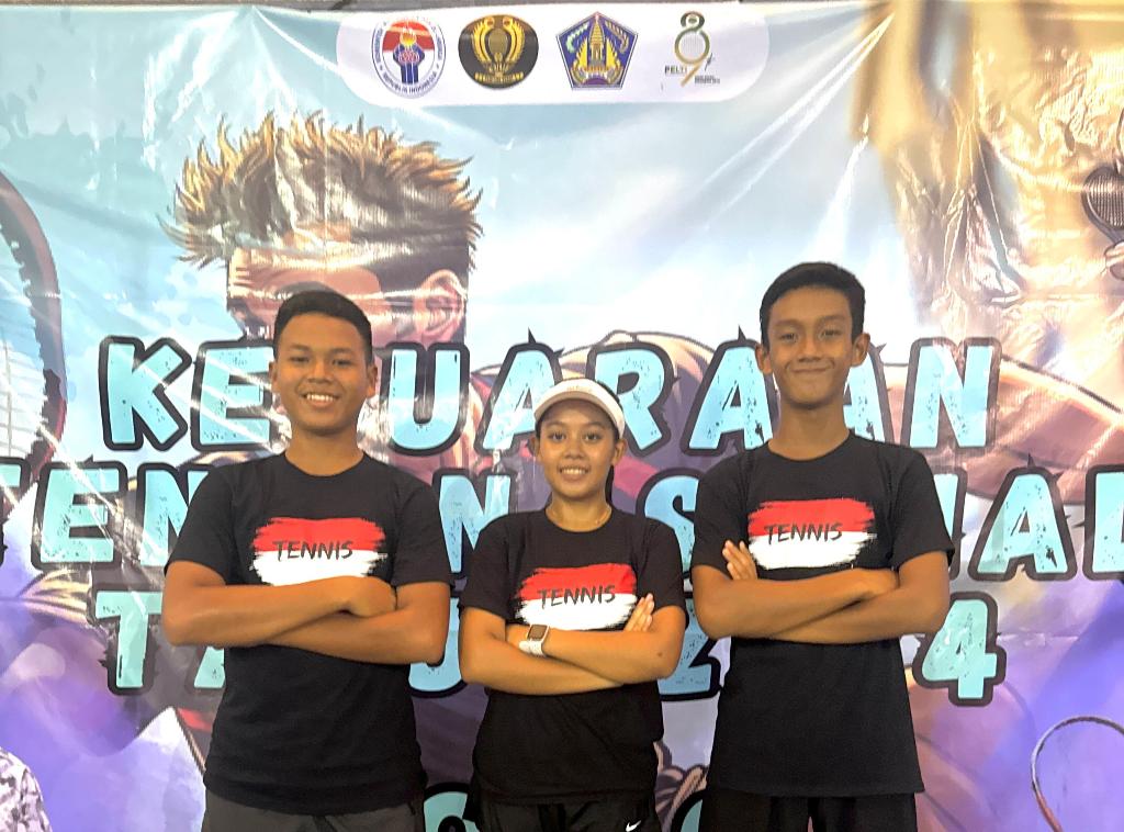 TAMPIL MAKSIMAL: Tiga petenis junior NTB usai mengikuti Kejurnas Beregu Piala Menpora KU16 yang berlangsung di Bali, belum lama ini.