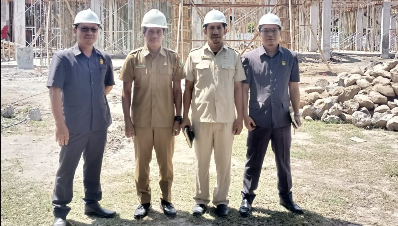 TURUN LAPANGAN: Komisi III DPRD bersama Dinas PUPR-PKP KLU turun ke proyek pembangunan Gedung DPRD, beberapa waktu lalu.