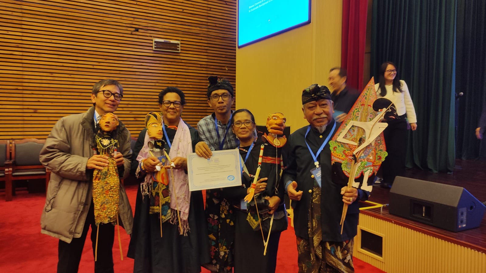 USAI MENTAS: Latief, Fitri, bersama beberapa pemerhati budaya di Beijing, China.