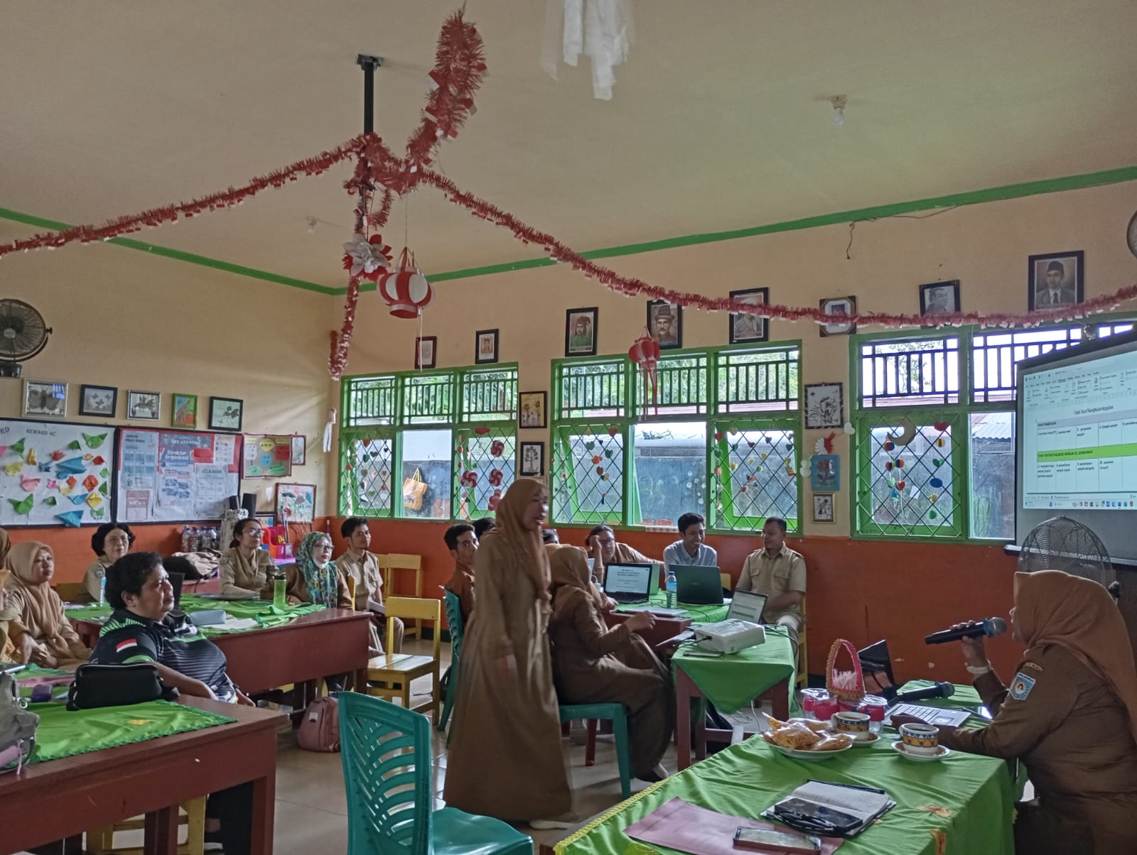 TUNGGU YA: Guru SD di Kota Mataram saat melaksanakan workshop peningkatan kompetensi, belum lama ini.