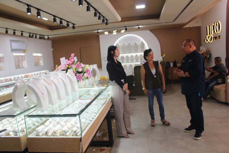 BISNIS MENGGIURKAN: Lily Owner Lipco Jewelry Mandalika (tengah) saat berbincang-bincang dengan Direktur Komersial ITDC Troy Reza Warokka (kanan) beberapa waktu lalu.