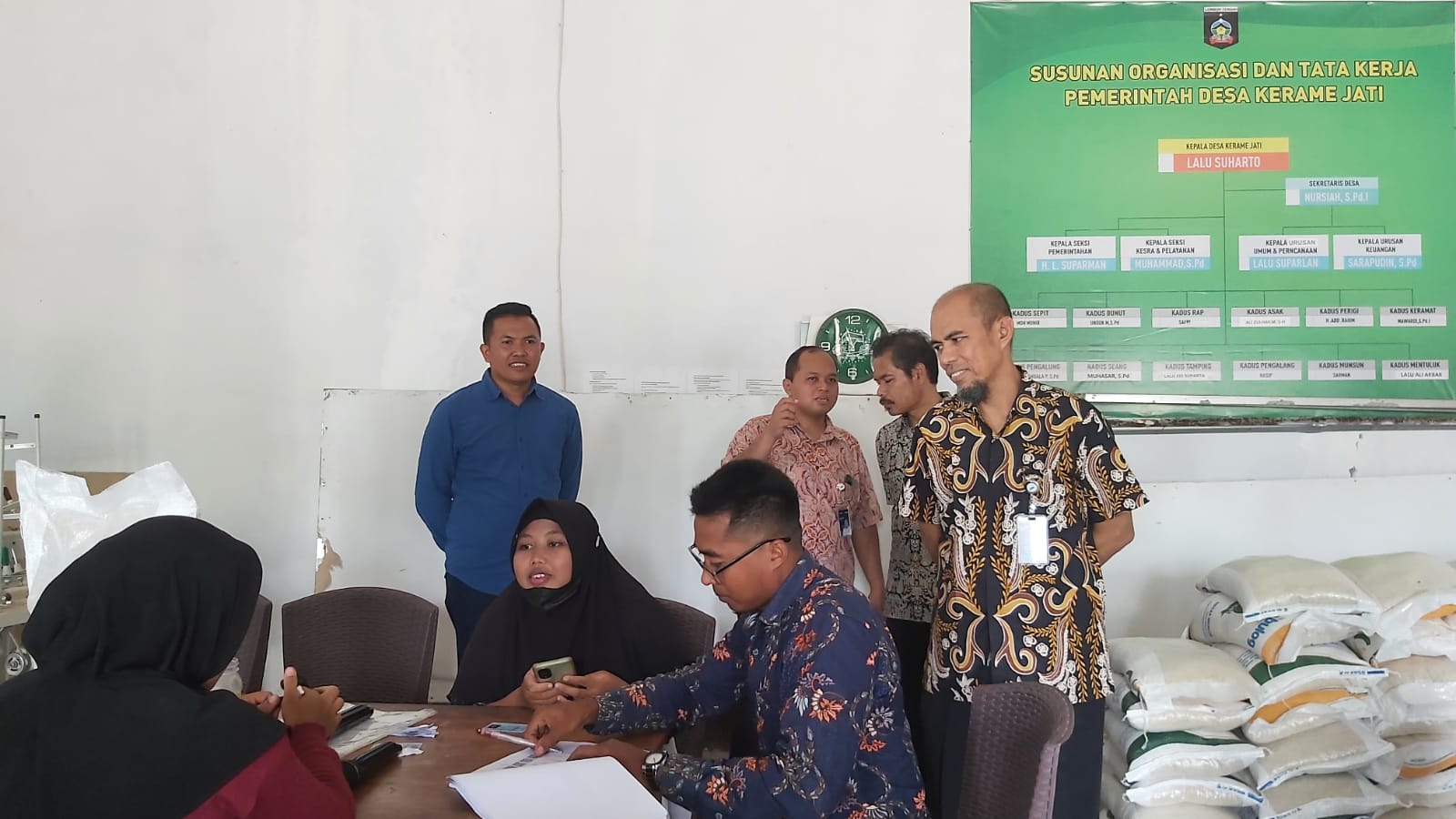 TURUN LAPANGAN: Tim Bulog NTB melakukan pemantuan penyaluran bantuan pangan (Bapang) tahap akhir di Kecamatan Pujut, Lombok Tengah, Kamis (5/12).