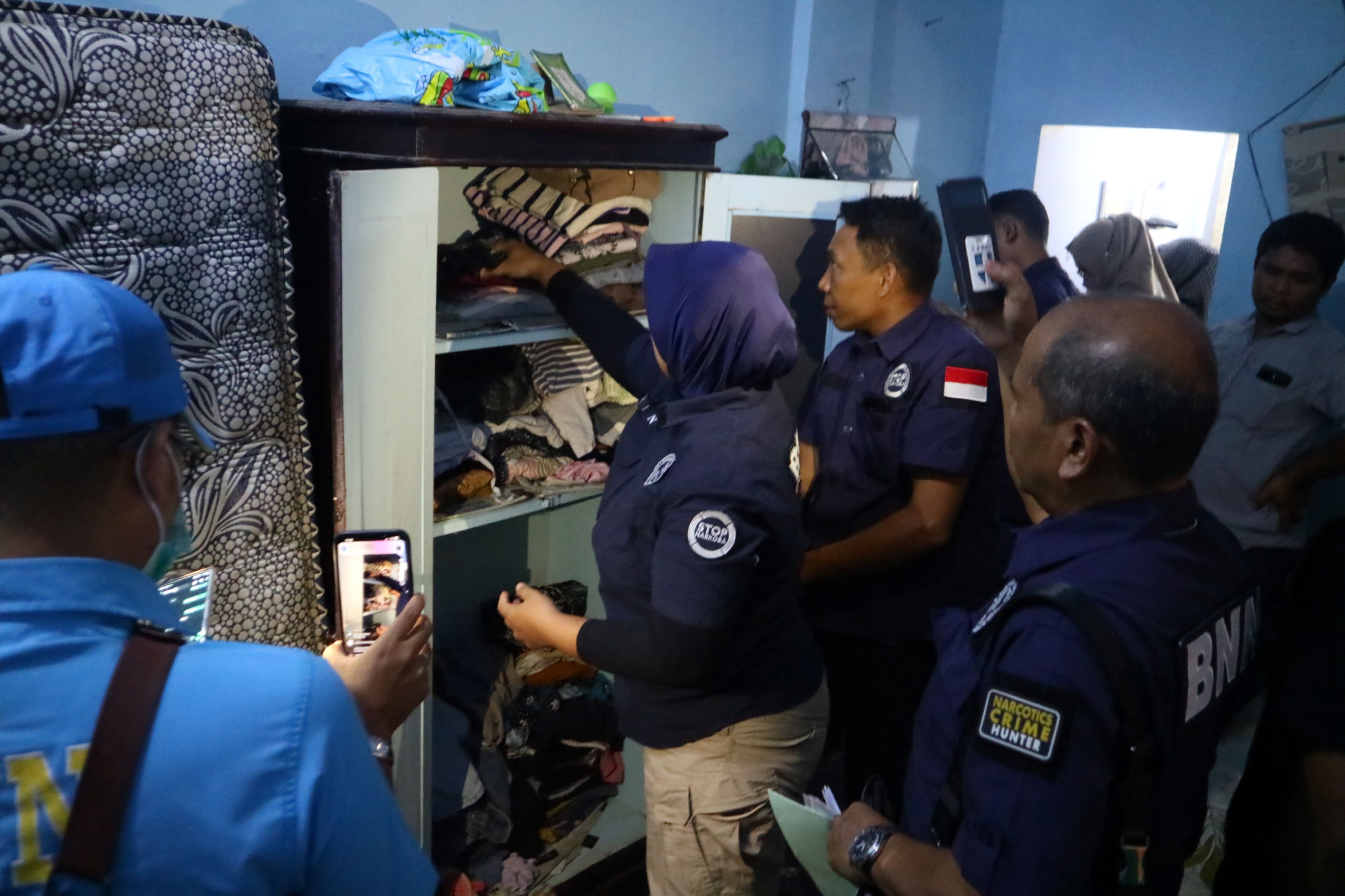 CARI BARANG BUKTI: Suasana penggeledahan kamar tidur pada rumah kurir narkoba yang dilakukan BNN NTB di Dusun Bega, Desa Bunut Baok, Praya, Loteng, Kamis (5/12).
