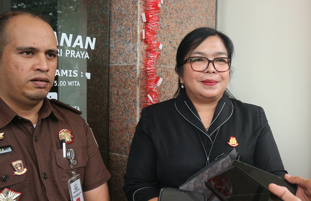 USUT DUGAAN KORUPSI: Kajari Loteng Nurintan MNO Sirait (kanan) didampingi Kasi Pidsus Bratha Hariputra.