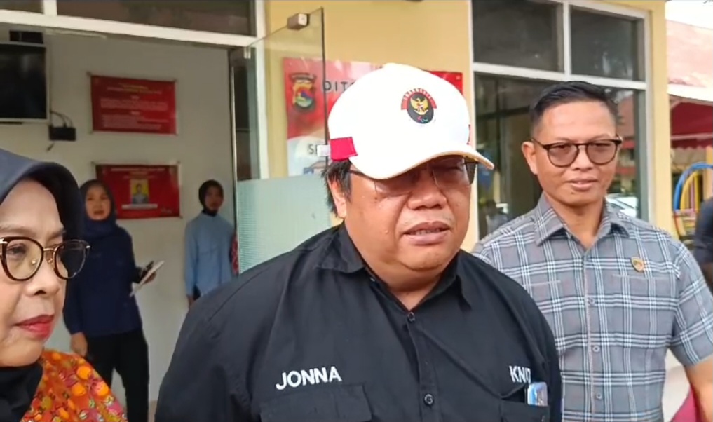 PANTAU PENANGANAN KASUS: Komisioner KND Jonna Aman Damanik (tengah) saat mendatangi Ditreskrimum Polda NTB, Kamis (5/12).