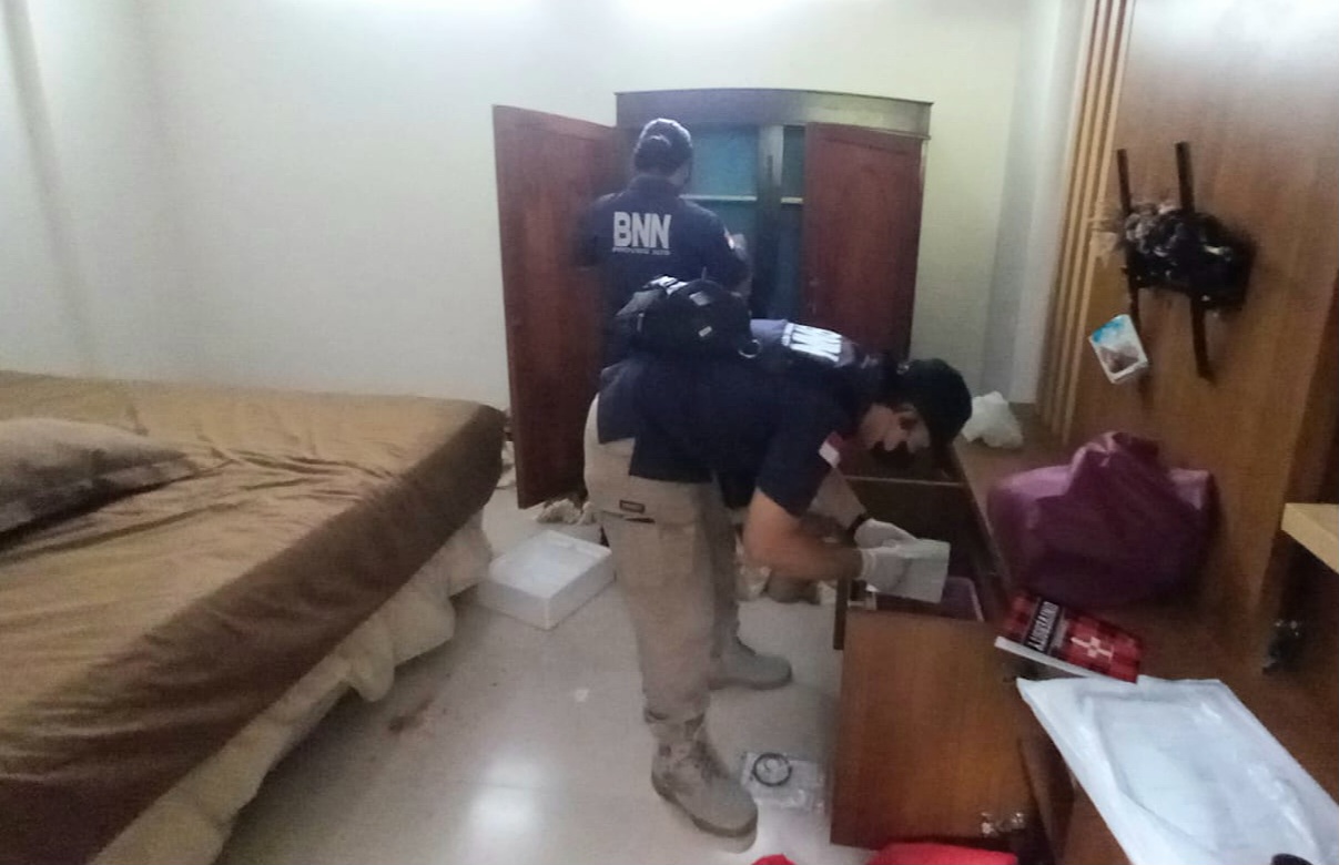 GELEDAH: Tim BNN NTB bersama anggota Satnarkoba Polres Lombok Barat menggeledah salah seorang rumah pengedar sabu di Desa Banyu Urip, Kecamatan Gerung, Lombok Barat, Kamis (5/12).