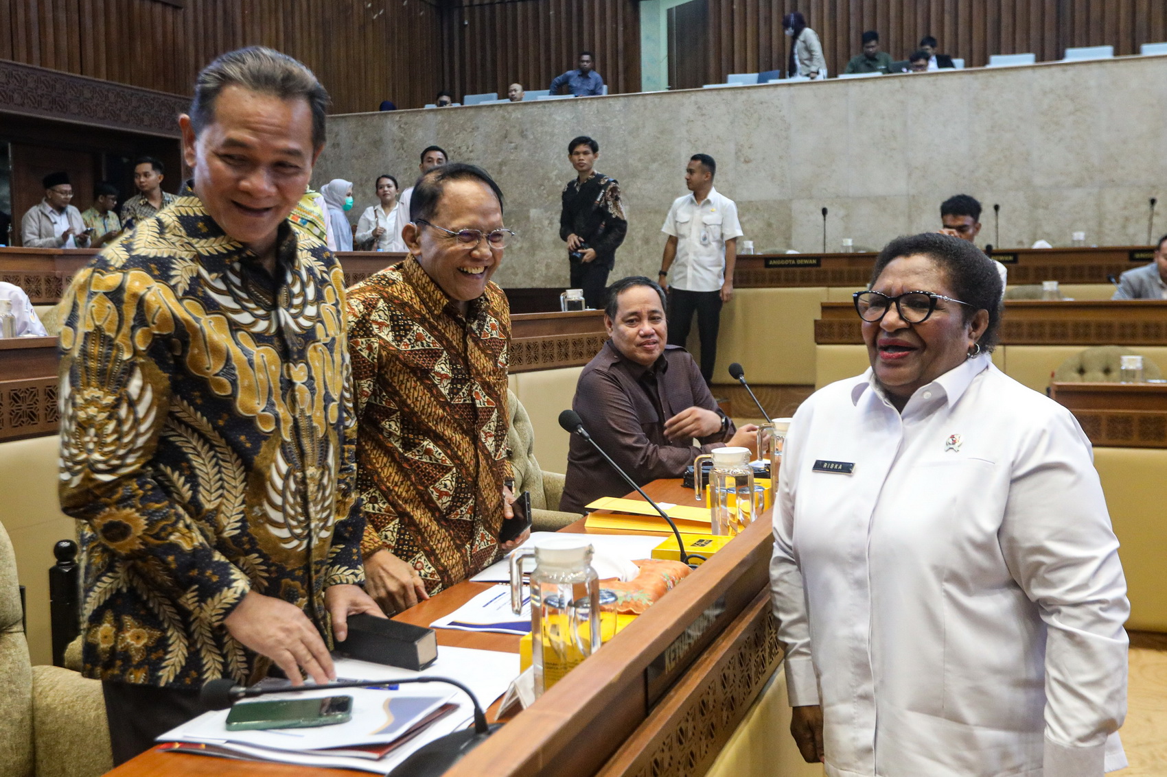 Wamendagri Ribka Haluk (kanan) berbincang dengan ketua DKPP Heddy Lugito (kiri) sebelum mengikuti rapat kerja dengan Komisi II DPR RI di Kompleks Parlemen Senayan, Jakarta, Rabu (4/12/2024). Membahas dan penetapan PKPU tentang Tahapan dan Jadwal Pemilihan