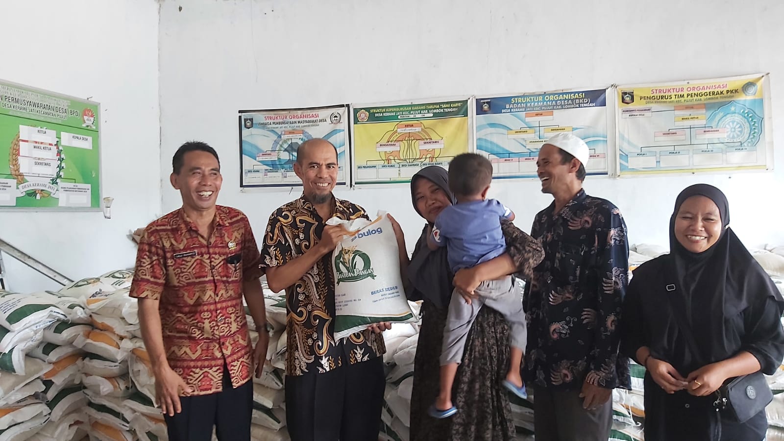 Perwakilan Bulog NTB saat menyerahkan simbolis bapang terakhir periode tahun 2024 di Keramat Jati, Pujut, Loteng, Kamis (5/12).