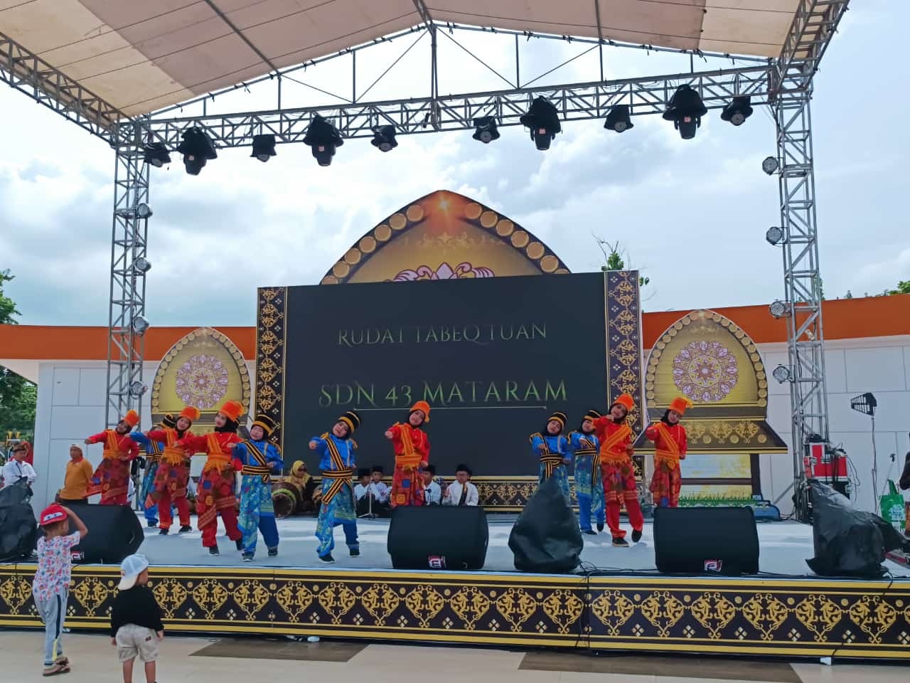 LESTARIKAN BUDAYA: Murid SDN 43 Mataram menampilkan tari rudat pada Pentas Seni Pelajar Budaya di Teras Udayana, Rabu (4/12) lalu.