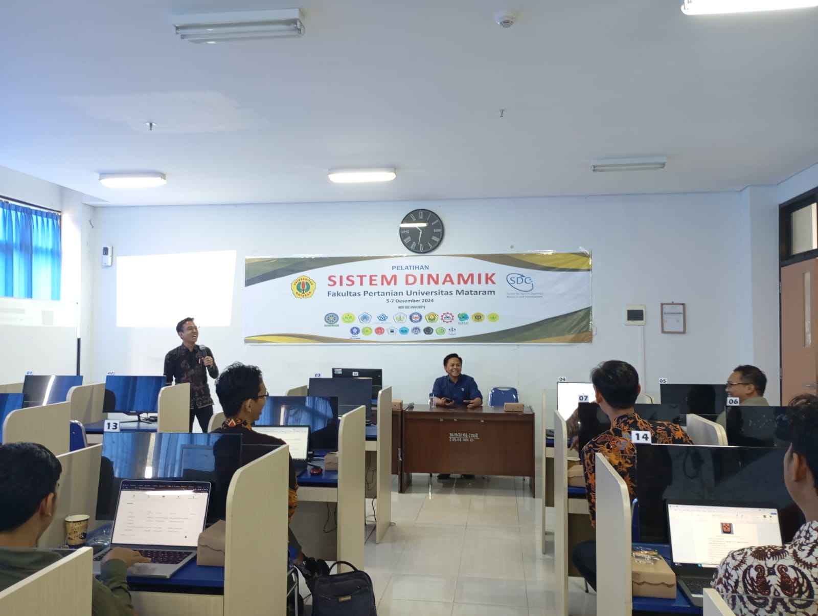 PELATIHAN: Pejabat Struktural Unram melaksanakan pelatihan dinamik di Ruang Prodi Ilmu Kelautan, Kamis (5/11).