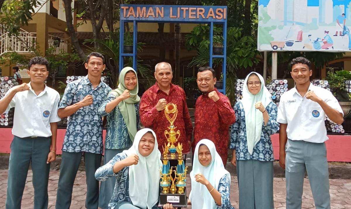 MEMBANGGAKAN: Kepala SMAN 2 Mataram Abdul Kadir Alaydrus (empat dari kiri) bersama siswa yang meraih medali pada Kejurda Atletik Pelajar Piala Gubernur 2024 di sekolah setempat, Kamis (5/12).