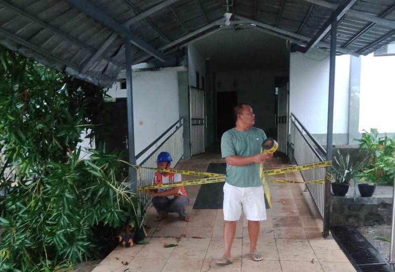 WASPADA: Angin kencang merobohkan tower dan menimpa atap Puskemas Kayangan,&nbsp;Jumat (6/12).
