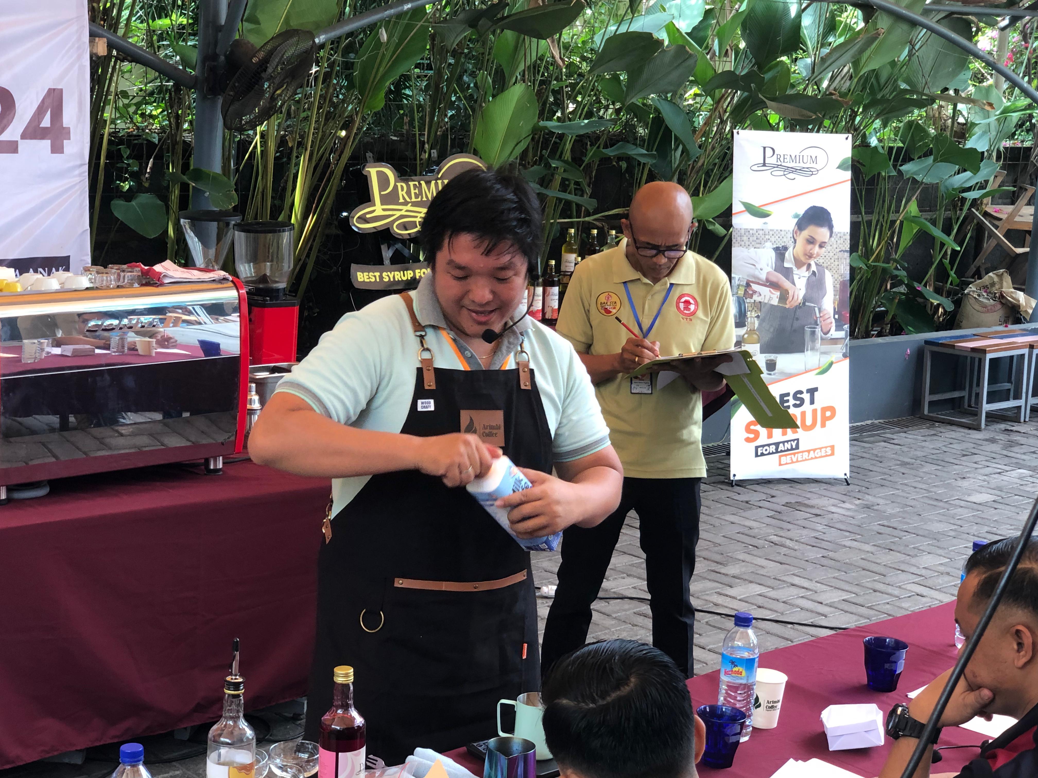 KOMPETISI BARISTA: Salah satu peserta Barista Competition 2024 tengah unjuk kebolehan dalam meracik kopi, di di Resto Kampung Melayu, Mataram, Sabtu (7/12).