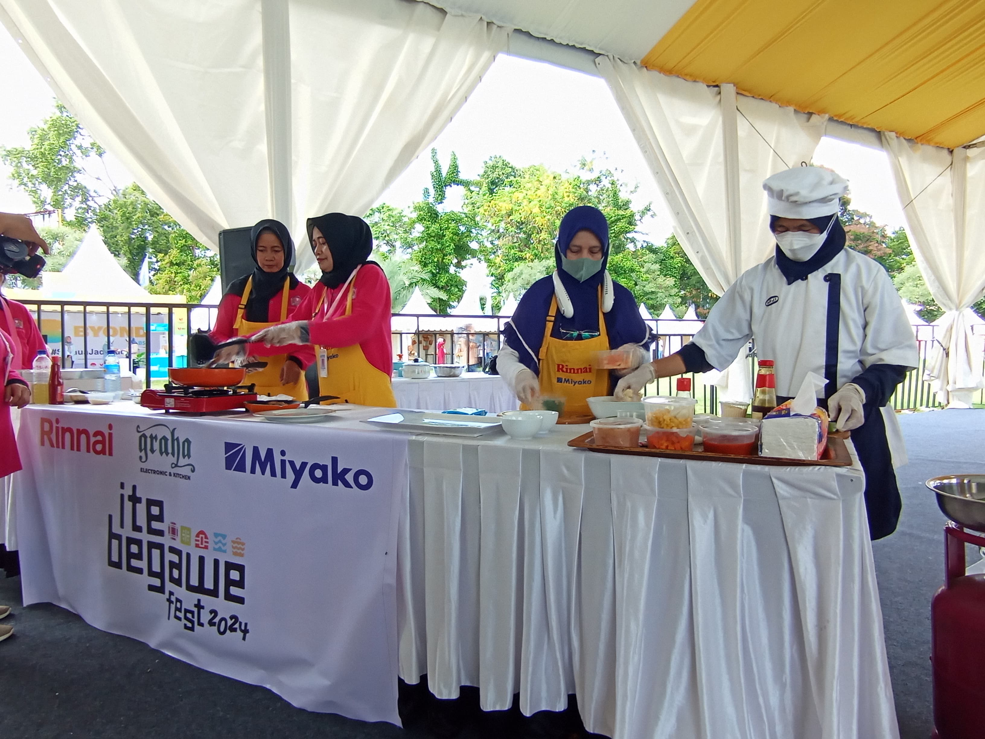 DEMO MASAK: Perwakilan Poltekpar Lombok yang tengah melakukan demo masak makanan lokal bergizi, dalam kegiatan cooking class yang merupakan rangkaian event Ite Begawe Fest, Jumat (6/12).