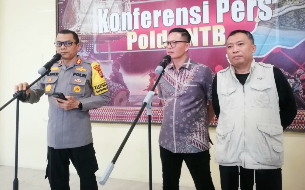BERI PENJELASAN: Kabid Humas Polda NTB AKB Moh Kholid bersama Dirreskrimum Polda NTB Syarif Hidayat dan Ketua KDD NTB Joko Jumadi saat memberikan keterangan kepada wartawan, Jumat (6/12).