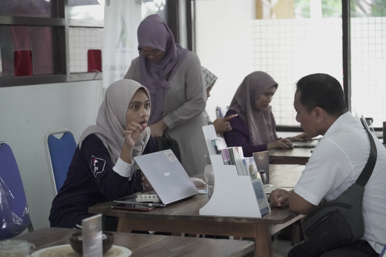 MINTA MASUKAN: Pelaku IKM NTB yang tengah berkonsultasi di klinik konsultasi industri yang ada di lantai dua NTB Mall, Jumat (6/12).