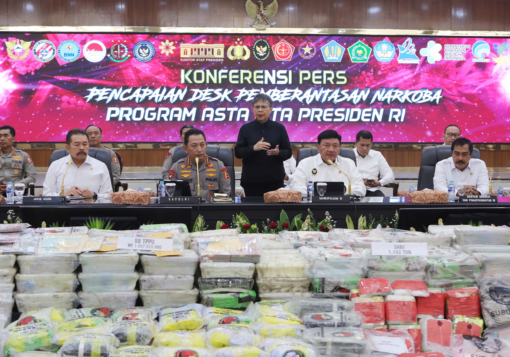 Menko Polkam Budi Gunawan bersama Kapolri Jenderal Pol. Listyo Sigit Prabowo, Jaksa Agung ST Burhanuddin dan Menteri Imigrasi dan Pemasyarakatan Jenderal Agus Andrianto bersama pejabat lainnya memberikan keterangan kepada wartawan terkait Pencapaian Desk