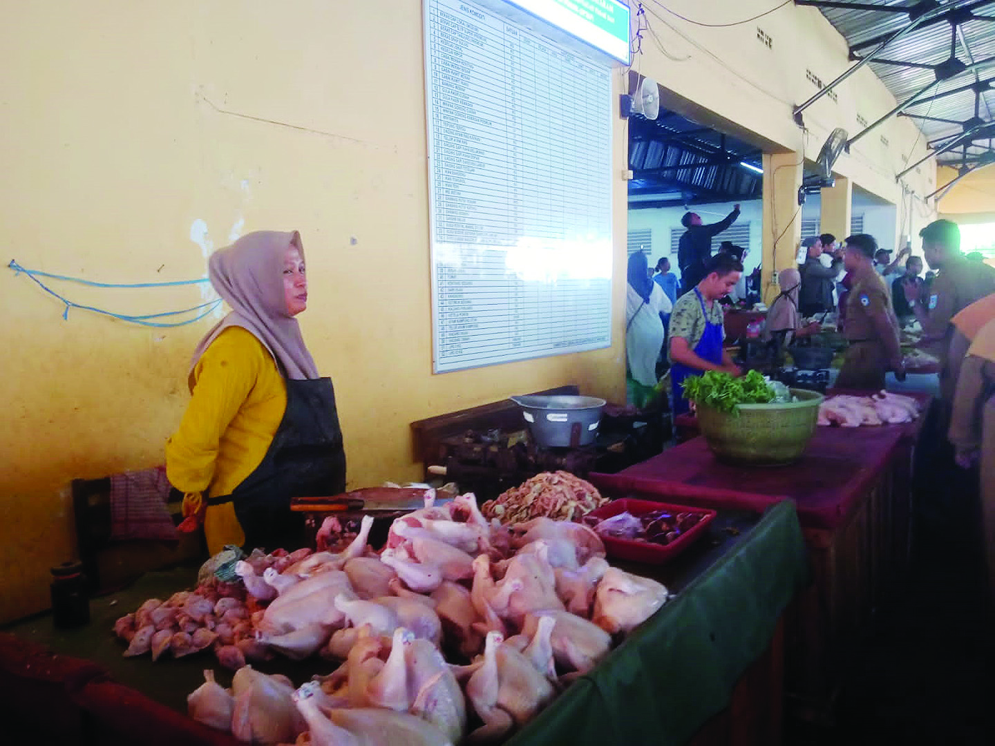 HARGA NAIK: Seorang pedagang daging ayam segar sedang menunggu pembeli di Pasar Dasan Agung, Kota Mataram, beberapa waktu lalu.