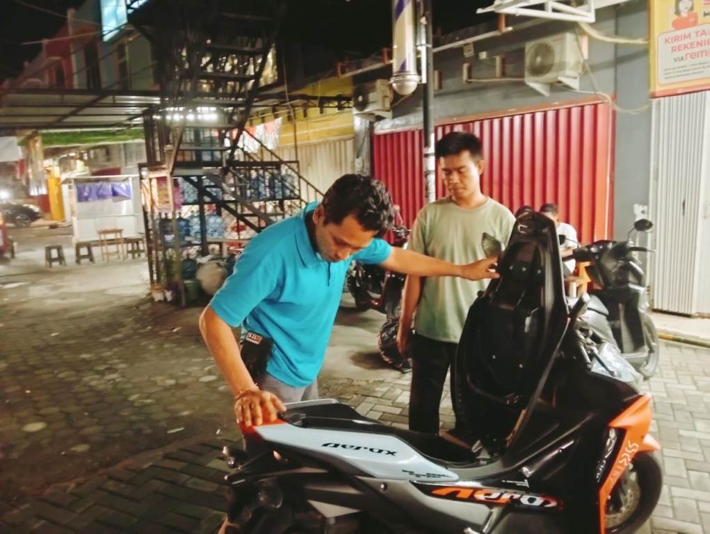 DIBEKUK: D, 23 tahun (kanan), warga Gunungsari, Lombok Barat diamankan Satreskrim Polresta Mataram atas dugaan penggelapan sepeda motor.