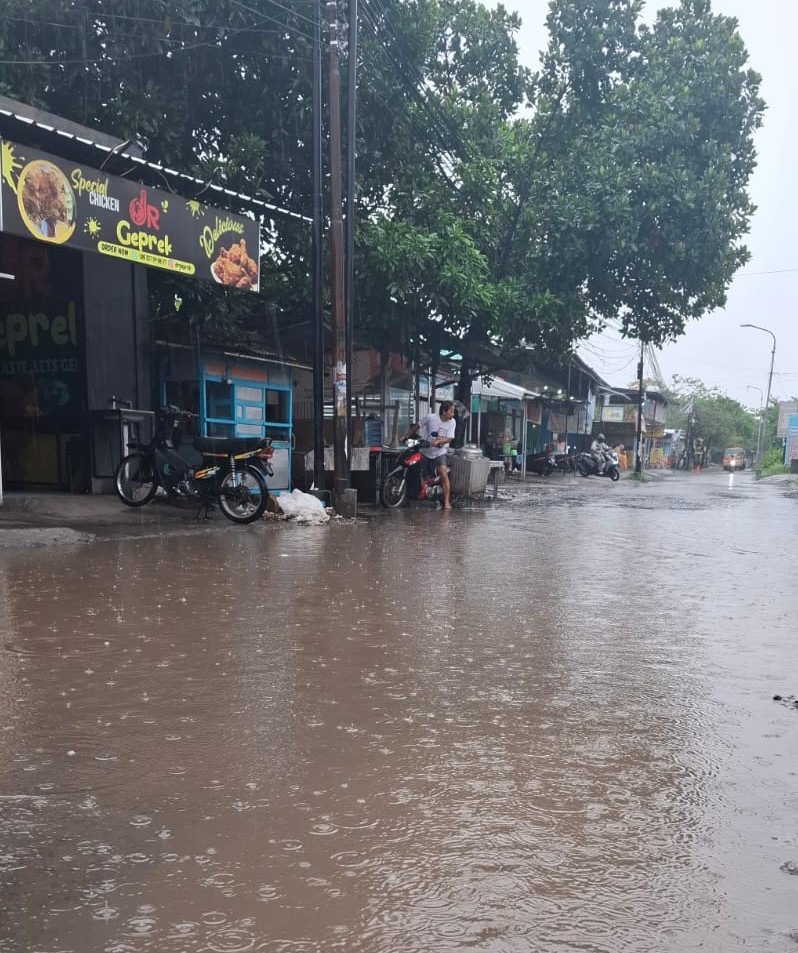MIRIP SUNGAI: Kondisi jalan Desa Terong Tawah yang terendam air usai hujan lebat,&nbsp;Jumat&nbsp;(6/12).