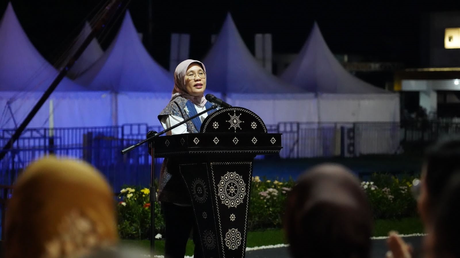 Dirjen IKMA Kemenperin Reni Yanita saat harvesting Gernas BBI/BBWI Ite Begawe Fest di halaman NTB Mall, Kompleks Islamic Center Mataram, Jumat (6/12).