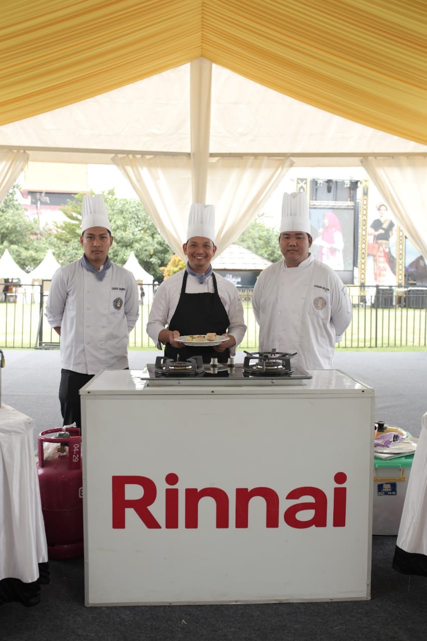 MASAKAN ISTIMEWA: Peserta cooking class dan demo masak yang disponsori Rinnai dan Miyako menunjukkan hasil kreasi mereka.