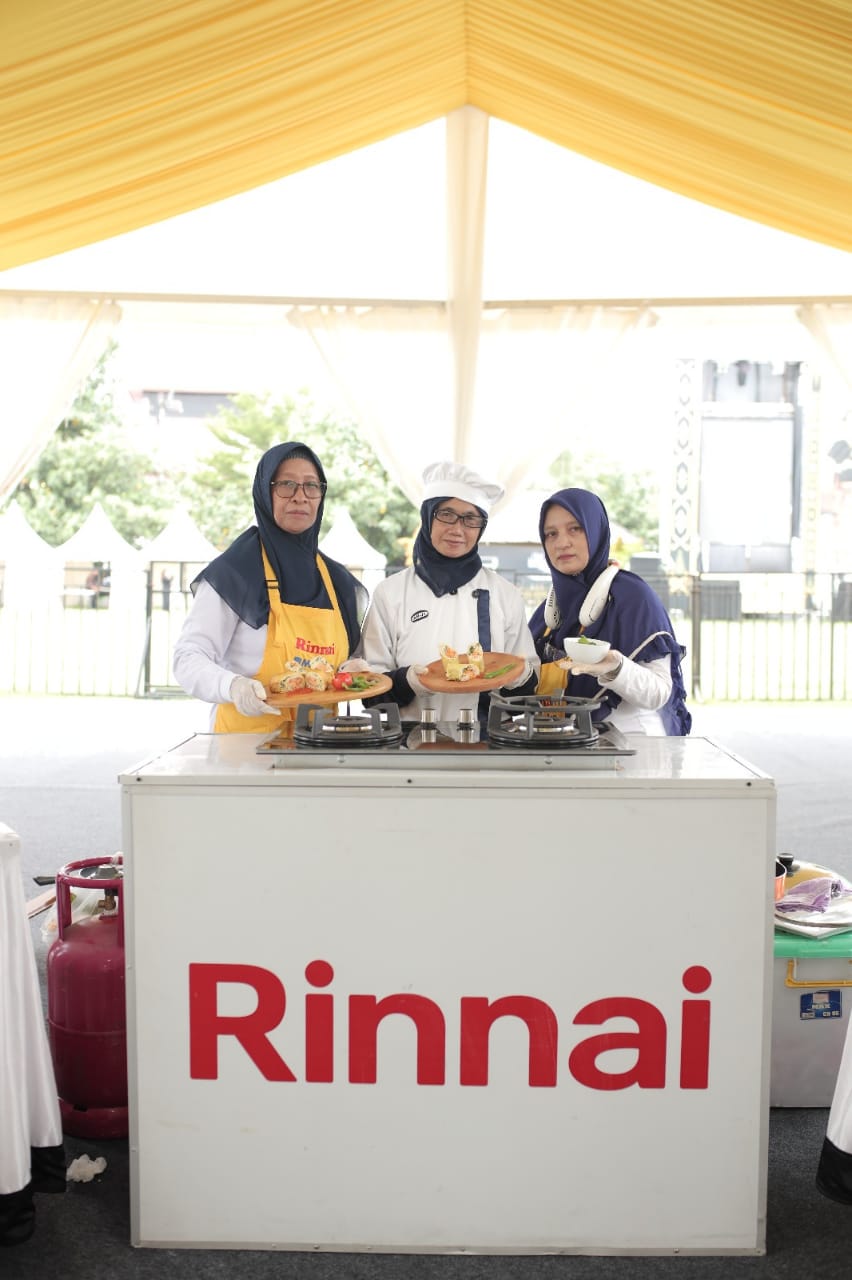 MENU ANDALAN: Salah satu peserta cooking class dan demo masak dalam rangka event Ite Begawe Fest yang disponsori Rinnai dan Miyako, Jumat (6/12).