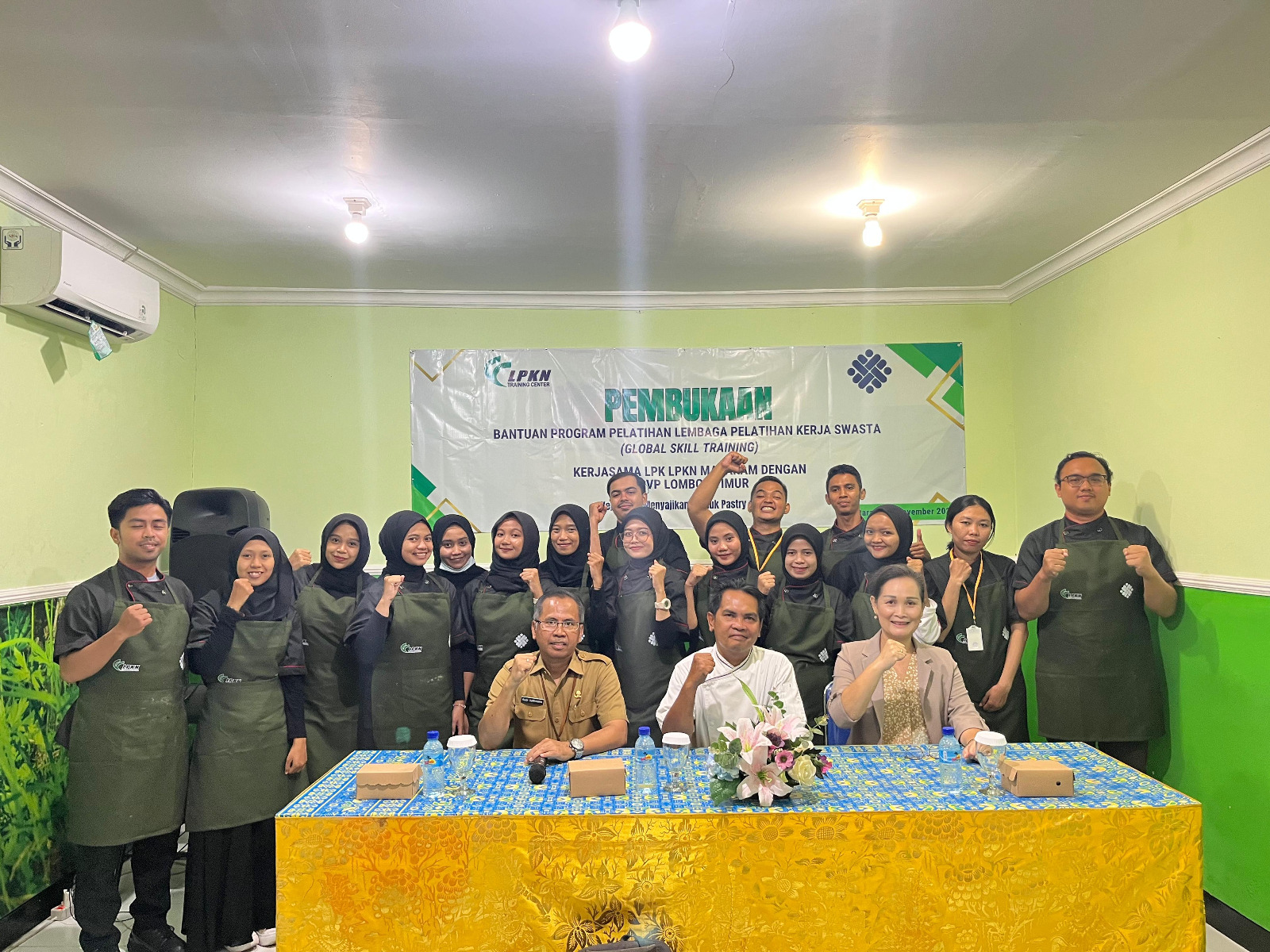 Peserta pelatihan program Global Skills Training bidang penyajian produk pastry dan kue bersama Kepala Disnaker Kota Mataram H Rudi Suryawan dan Direktur LPKN Training Center Naktika Sari Dewi
