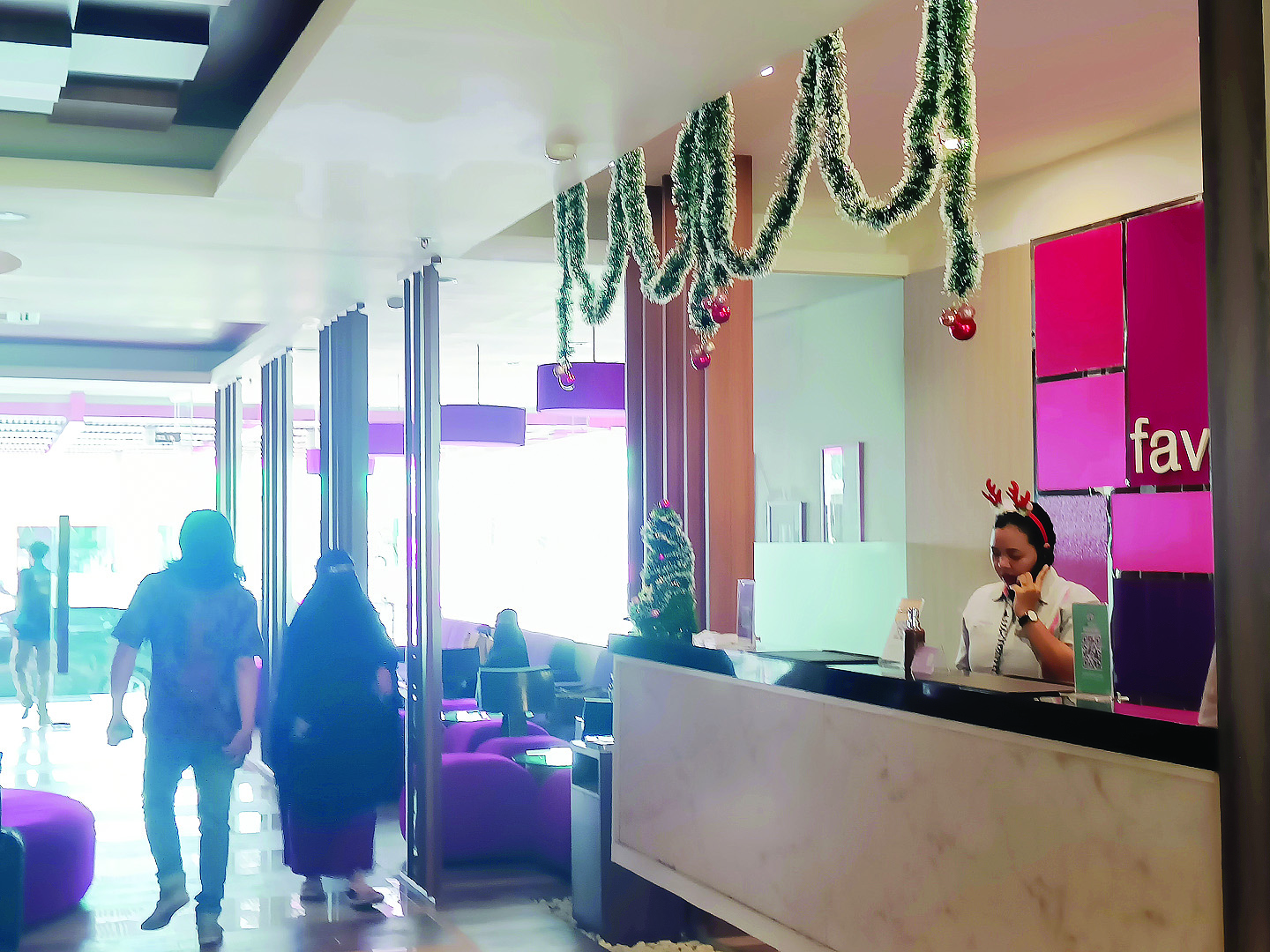 GAIRAH NATAL: Sejumlah pegawai hotel berbintang di Kota Mataram mengenakan pernak-pernik Natal dan Tahun Baru, Kamis (5/12).