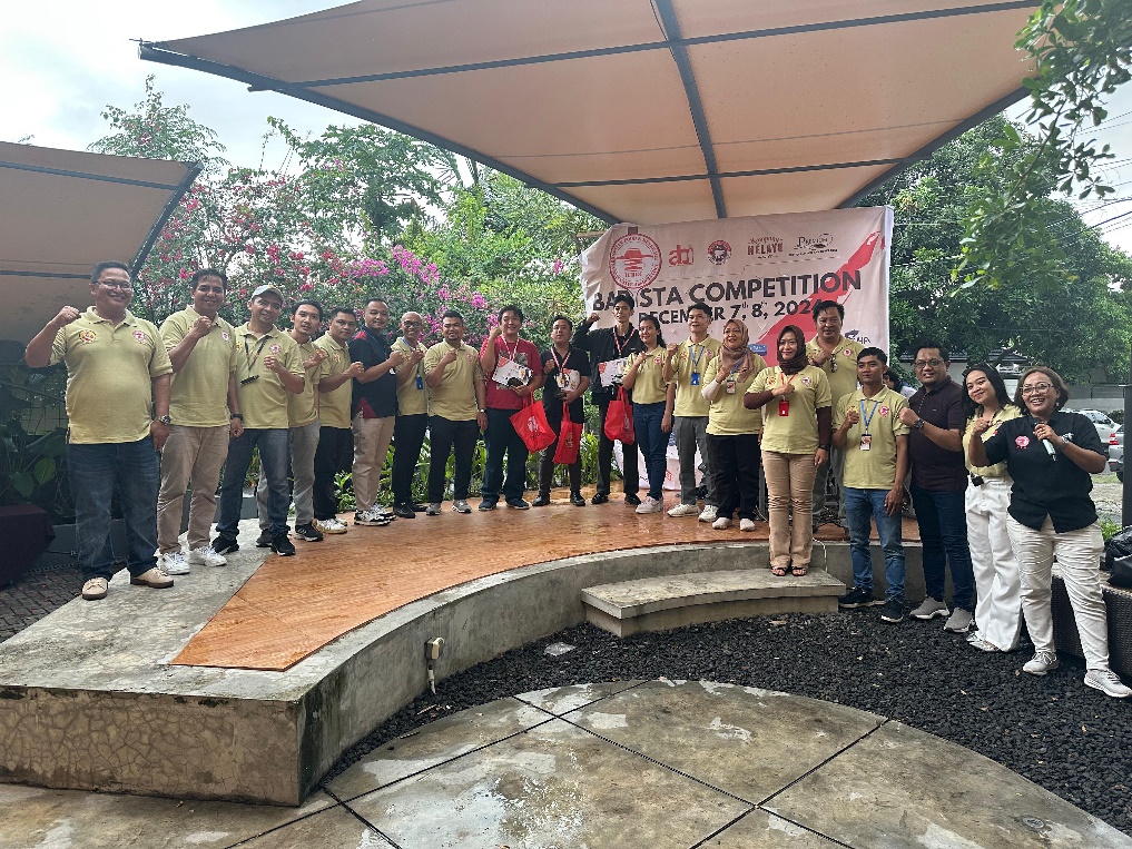 KOMPETISI BARISTA: Para panitia, juri, hingga pemenang Barista Competition 2024 berfoto bersama usai pengumuman pemenang, di Kampung Melayu Resto Mataram, Minggu (8/12).