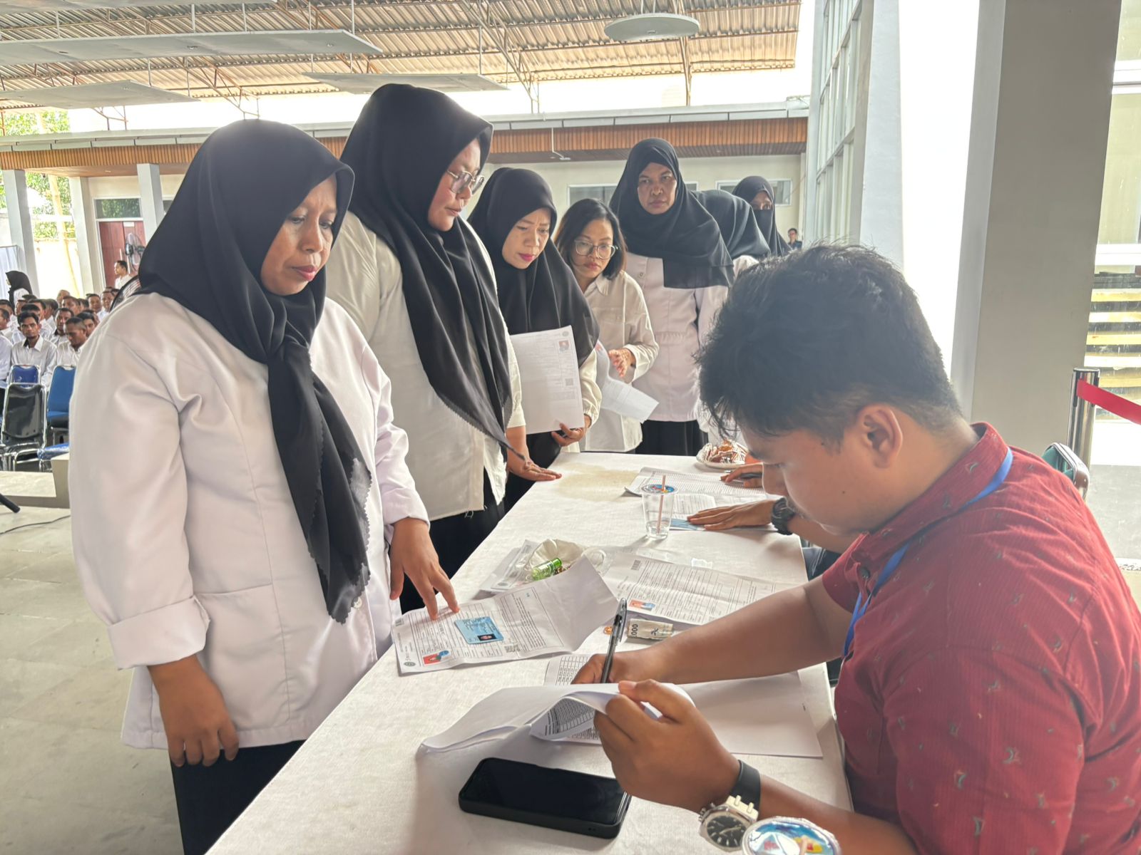 PERIKSA: Para peserta tes calon PPPK gelombang pertama lingkup Pemprov NTB, menjalani proses pemeriksaan data diri, sebelum masuk ke ruang tes, yang berlokasi di BPSDM, Minggu (8/12)