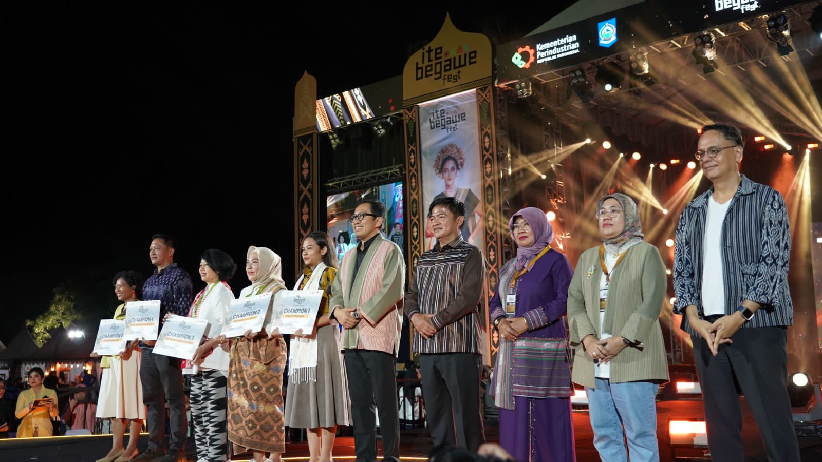 Wamen Perindustrian Faisol Riza, Pj Gubernur NTB Dr Hassanudin, Dirjen IKMA Kemenperin Reni Yanita, Ketua DPRD NTB Hj Baiq Isvie Rupaedah saat puncak Harvesting Ite Begawe Fest 2024 di halaman NTB Mal