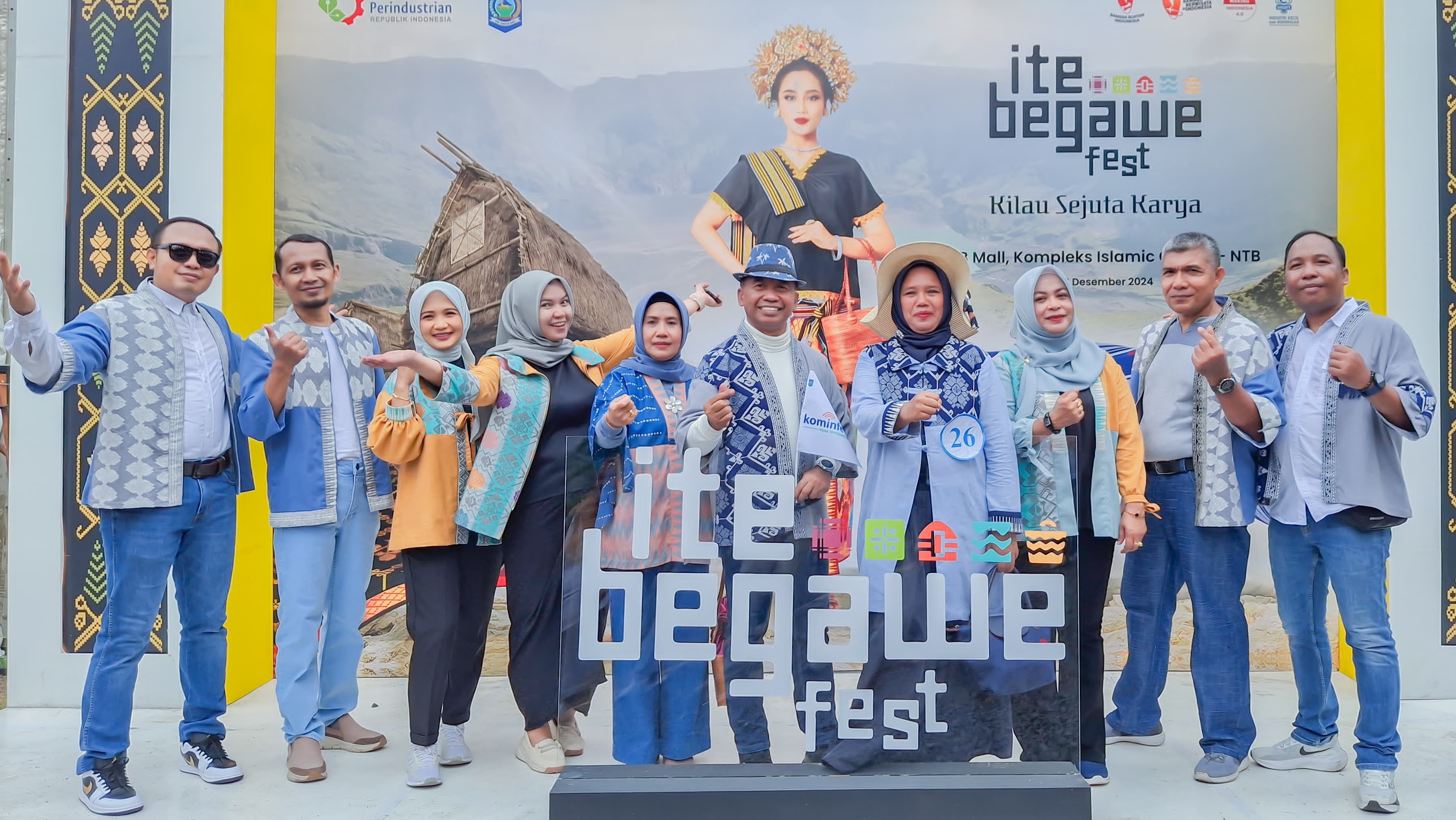 Kepala Diskominfotik NTB Najamuddin Amy (lima dari kanan) bersama perwakilan Diskominfotik NTB saat mengikuti KSF 2024 di Mataram, kemarin (8/12).