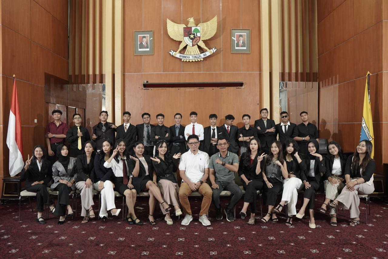 UNIK: Siswa kelas XII IIS 5 SMAN 9 Mataram bersama sejumlah pegawai DPRD Kota Mataram berfoto di ruang Rapat Paripurna DPRD Kota Mataram, Minggu (8/12).