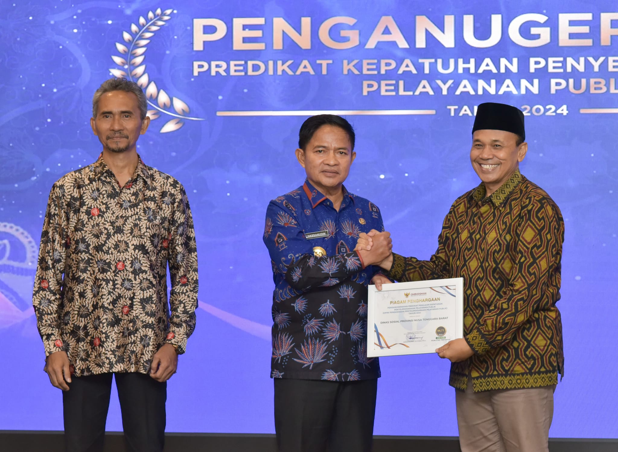 JADI YANG TERBAIK: Kepala Dinsos NTB Dr Ahsanul Khalik (kanan) saat menerima piagam Anugerah Kepatuhan Penyelenggaraan Pelayanan Publik dari Ombudsman RI Perwakilan NTB.