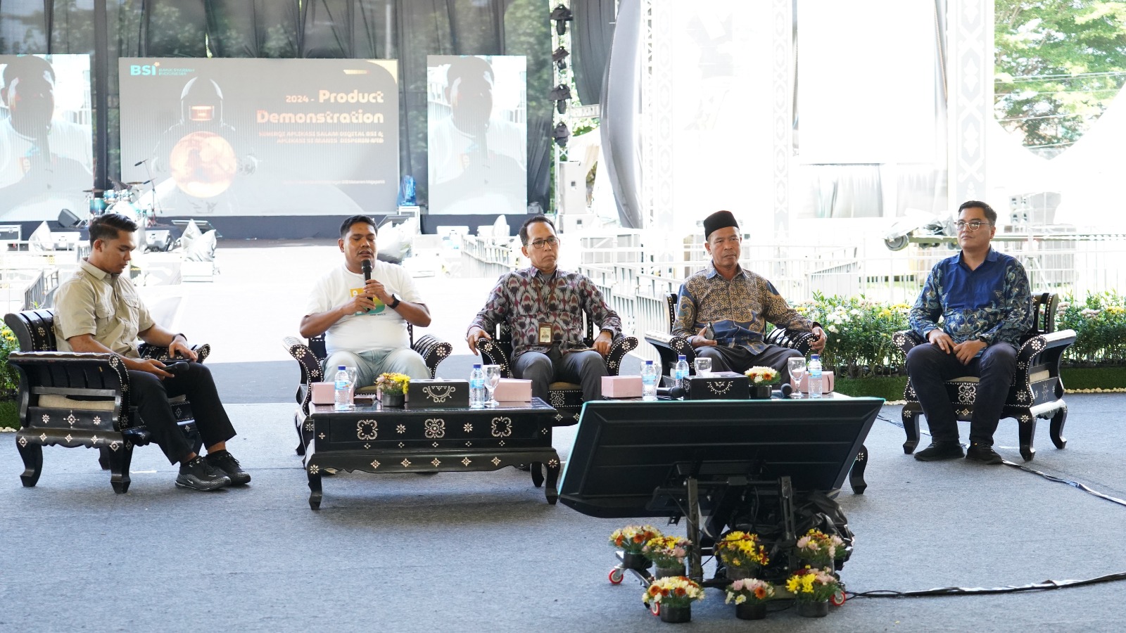 Manager Bisnis, Retail, dan Mikro PT Bank NTB Syariah Rahmat, Kabid Bimas Islam Kemenag NTB Azharuddin dan sejumlah pemateri saat talkshow rangkaian BBI Ite Begawe Fest 2024.