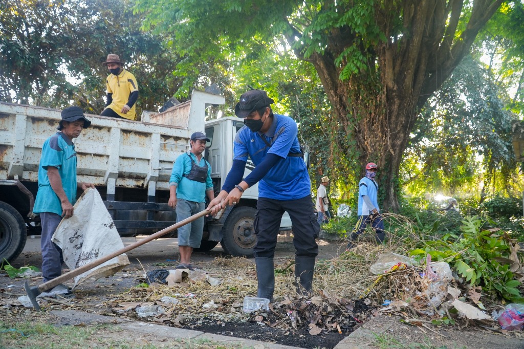 PERBAIKI TAMAN: Sejumlah petugas memperbaiki taman di Eks Bandara Selaparang, beberapa waktu lalu.
