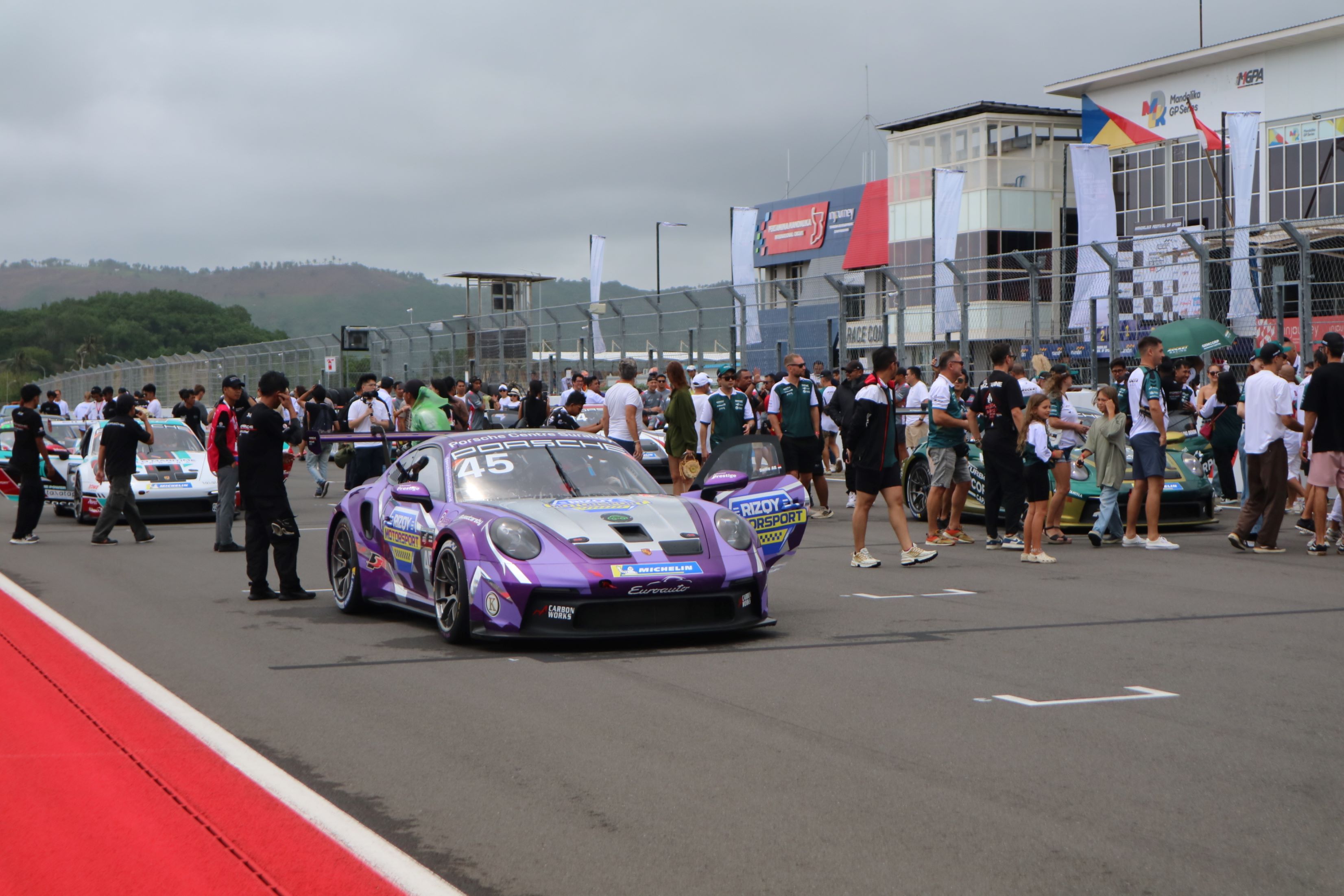 SIAP BERLAGA: Para pembalap dan tim sedang bersiap adu cepat pada kelas Porsche Sprint Challenge Indonesia dalam ajang Mandiri Mandalika Festival of Speed 2024 putaran final di Sirkuit Mandalika.