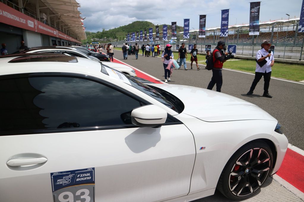 TAK TERLUPAKAN: Pengunjung Mandiri MFoS Round 4 mengikuti sesi pitwalk di sela-sela balapan di Sirkuit Internasional Mandalika, Loteng, Minggu (8/12).