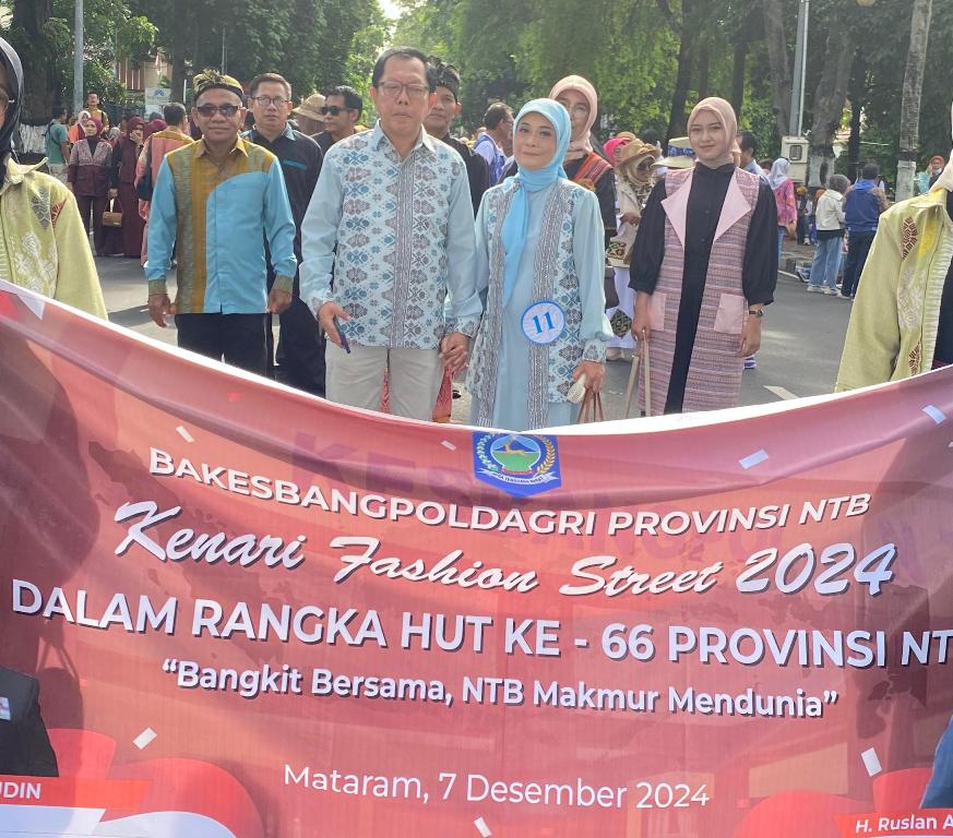 SESUAI HARAPAN: Tim Bakesbangpoldagri NTB membentangkan spanduk bertuliskan Bangkit Bersama, NTB Makmur Mendunia, sebagai bentuk rasa syukur atas pelaksanaan Pilkada serentak 2024 yang aman dan damai.