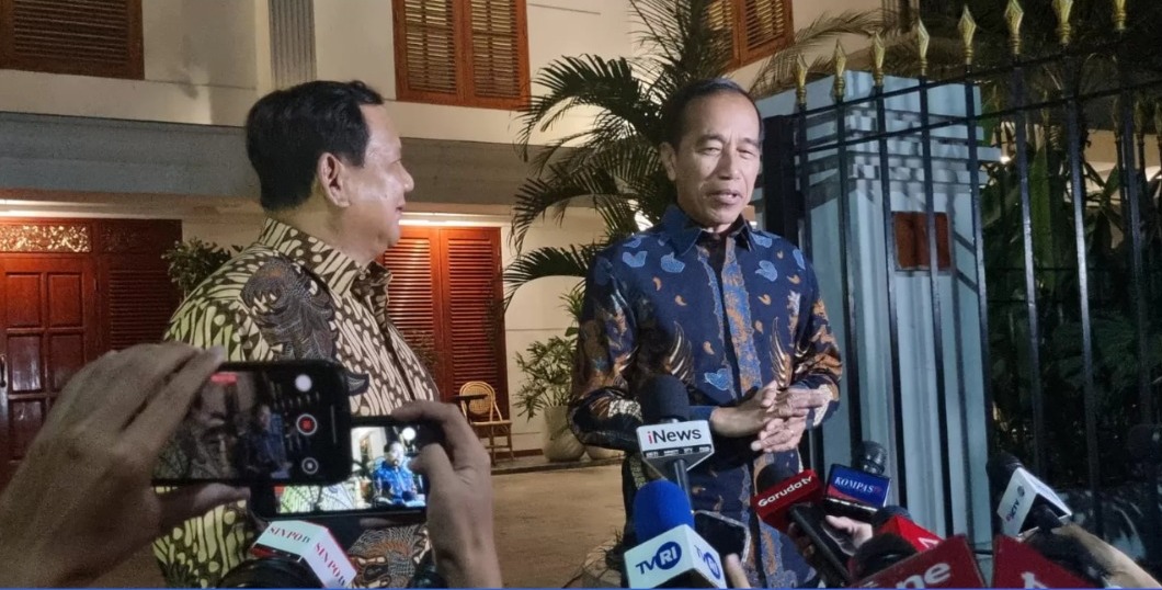 SILATURRAHMI : Presiden Prabowo Subianto menerima kunjungan Presiden ke-7 RI Joko Widodo (Jokowi) di kediamannya, Jalan Kertanegara, Kebayoran Baru, Jakarta Selatan, Jumat (6/12) malam.