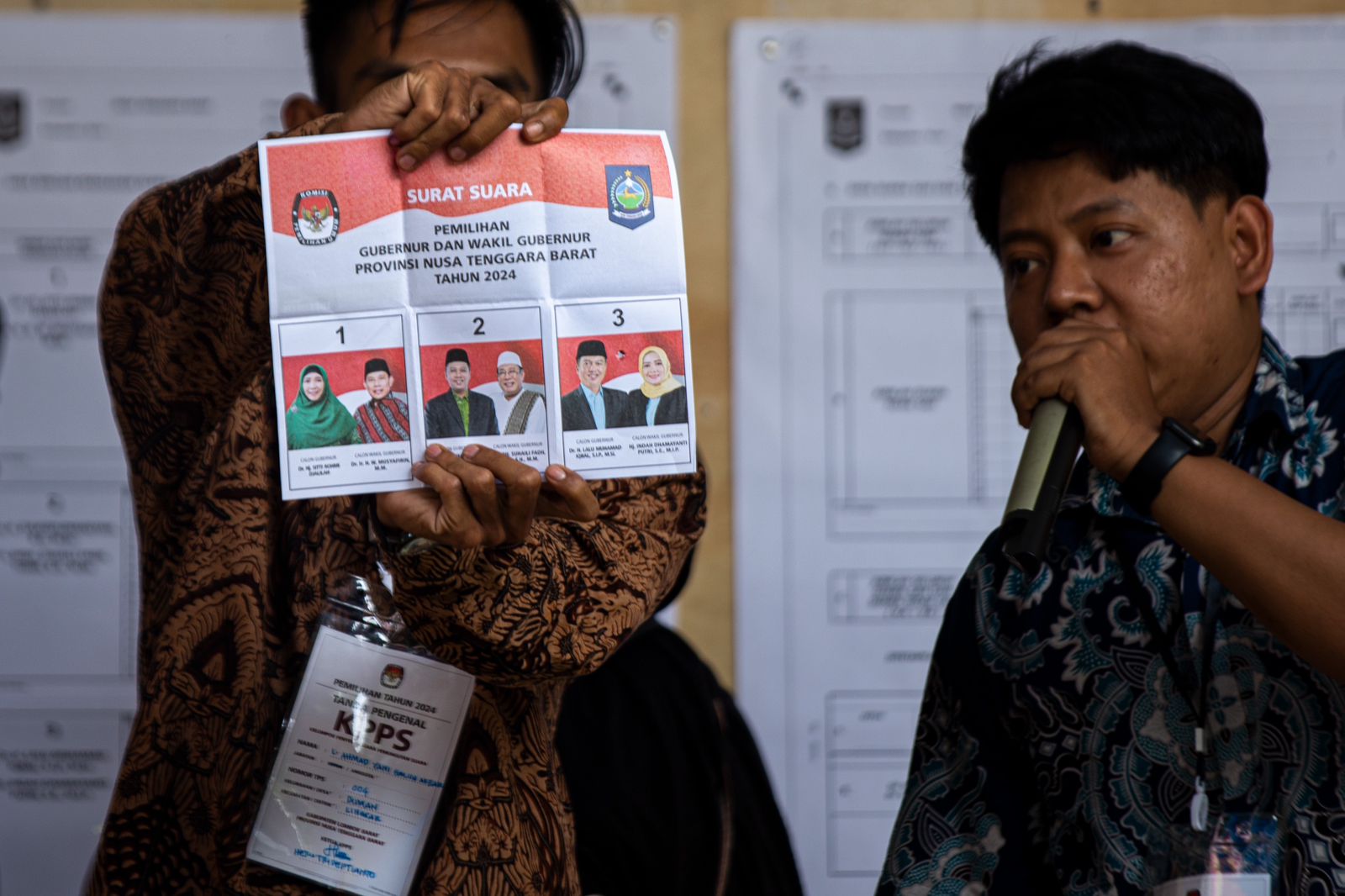 HITUNG SUARA: Petugas KPPS di salah satu TPS di Kota Mataram tengah melakukan penghitungan suara Pilgub NTB 2024, beberapa waktu lalu.