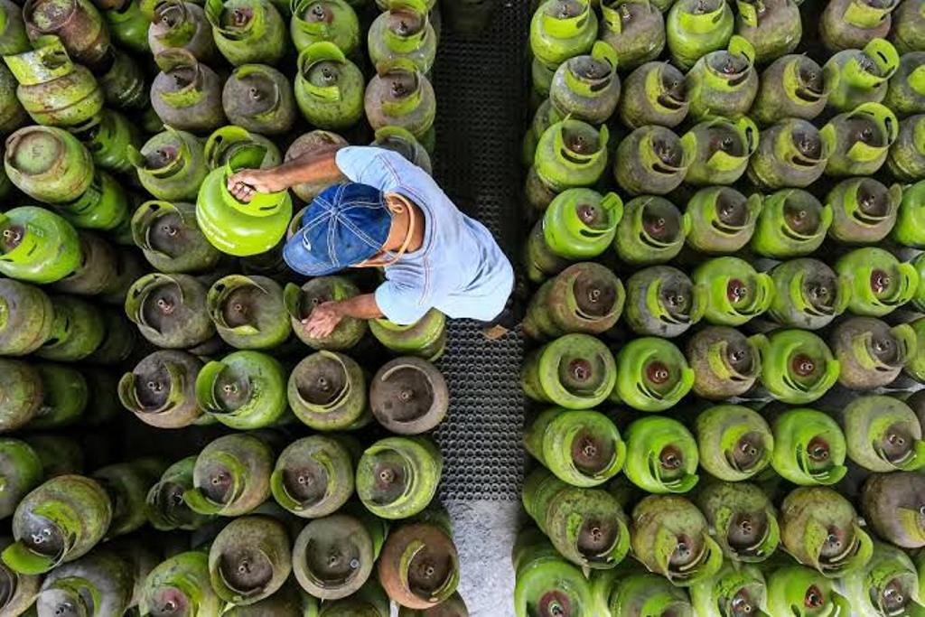 MINTA TAMBAHAN KUOTA: Seorang pedagang elpiji merapikan tabung gas elpiji 3 kilogram di kawasan Cakranegara, beberapa waktu lalu.