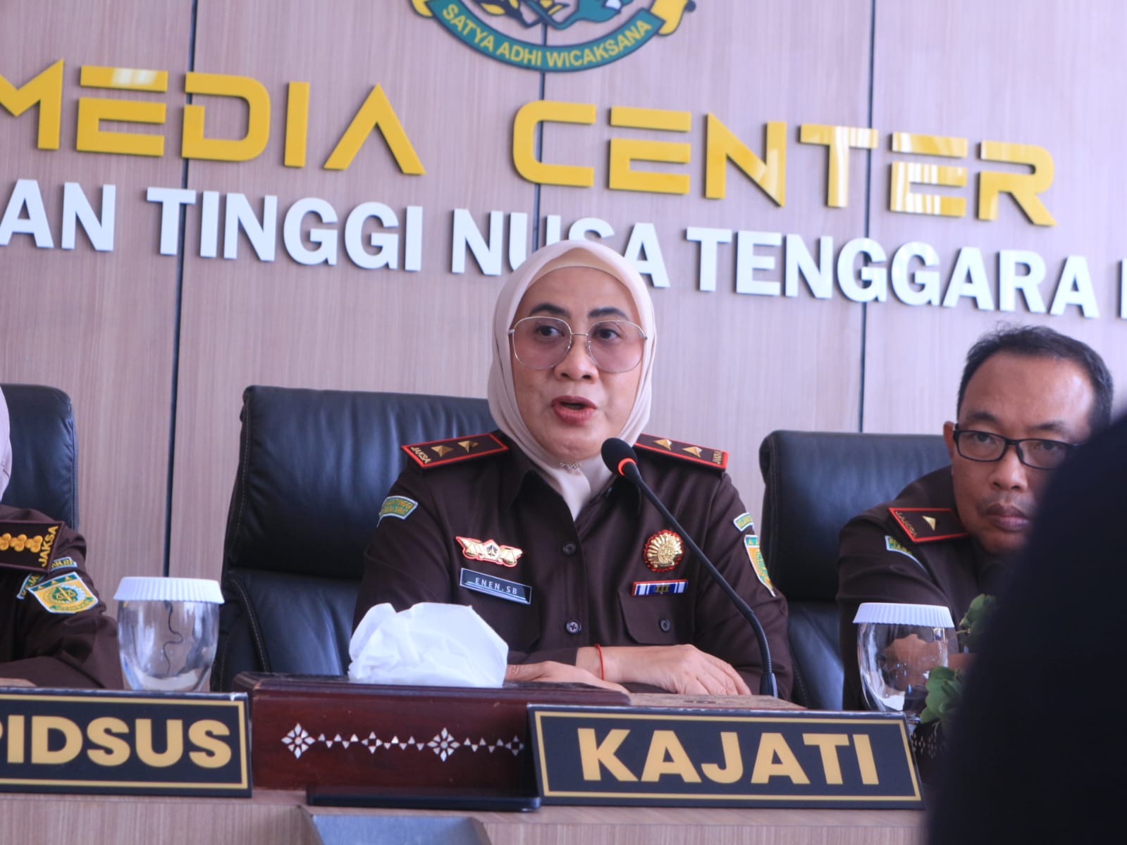 BERI KETERANGAN PERS: Kajati NTB Enen Saribanon didampingi jajaran asisten saat melakukan konferensi pers, Senin (9/12)
