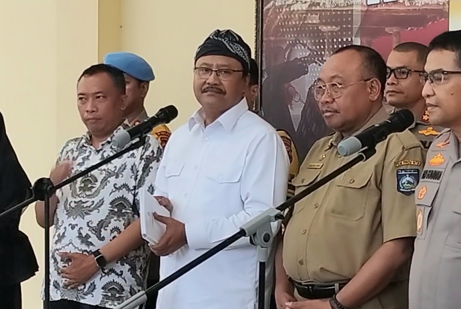 Mensos Saifullah Yusuf (dua dari kiri) mendatangi Polda NTB untuk melihat pelayanan hukum bagi penyandang disabilitas,&nbsp;Senin (9/12).